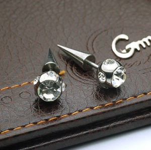 Titanium diamond earrings puncture